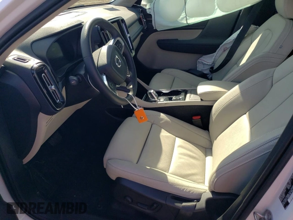 2023 Volvo XC40 Ultimate Bright Theme с VIN YV4L12UA5P2001018, выставлен на аукционе Copart как лот 44428554 с пробегом 7 463 миль миль и . История ставок и продаж доступна на DreamBid. Изображение 7.