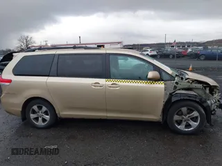 2011 Toyota Sienna LE AAS with VIN 5TDKK3DCXBS096325, listed as a IAAI auction lot 40997772 with 192,742 mi miles. Bid and sale history available at carsss.com. Image 14.
