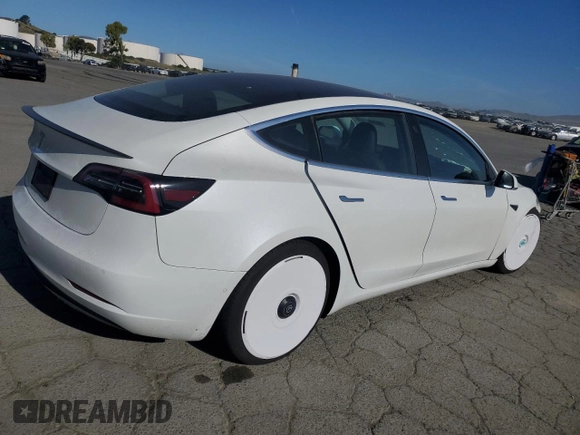 2019 Tesla Model 3 Mid Range z VIN 5YJ3E1EA7KF326727, wystawiony jako Copart lot #56243505 z przebiegiem 49 009 mil mil oraz Szkoda całkowita • Salvage title. Historia ofert i sprzedaży dostępna na DreamBid. Obrazek 3.