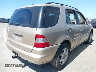 2002 Mercedes-Benz M 320/430/500 z VIN 4JGAB54E52A298975, wystawiony jako IAAI lot #41985135 z przebiegiem 278 592 mil mil oraz . Historia ofert i sprzedaży dostępna na DreamBid. Obrazek 4.