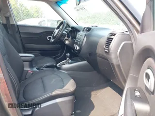2016 Kia Soul + z VIN KNDJP3A57G7312166, wystawiony jako IAAI lot #42423704 z przebiegiem 106 619 mil mil oraz . Historia ofert i sprzedaży dostępna na DreamBid. Obrazek 5.