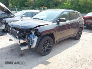 2023 Jeep Compass Latitude z VIN 3C4NJDBNXPT520349, wystawiony jako IAAI lot #42393852 z przebiegiem 45 340 mil mil oraz . Historia ofert i sprzedaży dostępna na DreamBid. Obrazek 17.