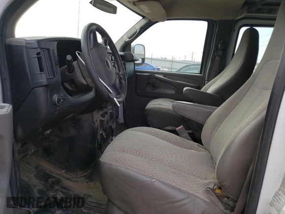 2015 GMC Savana Cargo z VIN 1GTW7FCF2F1904640, wystawiony jako Copart lot #71455204 z przebiegiem 131 854 mil mil oraz Szkoda całkowita • Salvage title. Historia ofert i sprzedaży dostępna na DreamBid. Obrazek 7.