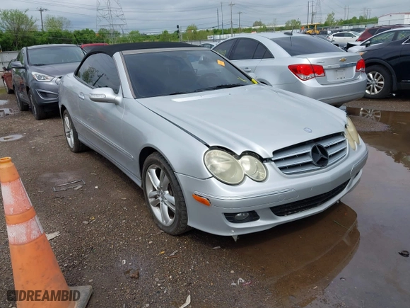2007 Mercedes-Benz CLK-Class 3.5L with VIN WDBTK56F57F207294, listed as a IAAI auction lot 42128925 with 122,162 mi miles. Bid and sale history available at carsss.com. Image 1.