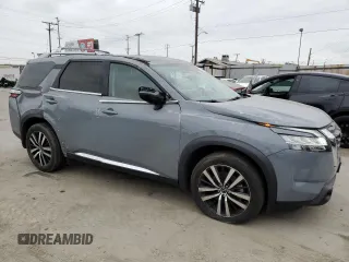 2023 Nissan Pathfinder Platinum z VIN 5N1DR3DG7PC200653, wystawiony jako Copart lot #53497265 z przebiegiem 17 007 mil mil oraz Szkody całkowita. Historia ofert i sprzedaży dostępna na DreamBid. Obrazek 4.
