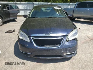 2012 Chrysler 200 Touring z VIN 1C3CCBBB3CN189625, wystawiony jako Copart lot #52030465 z przebiegiem 245 535 mil mil oraz Szkoda całkowita • Salvage title. Historia ofert i sprzedaży dostępna na DreamBid. Obrazek 5.