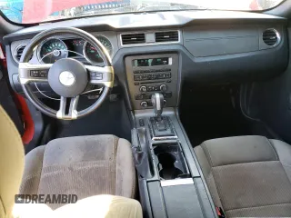 2014 Ford Mustang V6 z VIN 1ZVBP8AM5E5276735, wystawiony jako Copart lot #88933725 z przebiegiem 139 388 mil mil oraz Szkoda całkowita • Salvage title. Historia ofert i sprzedaży dostępna na DreamBid. Obrazek 8.