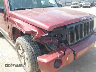 2008 Jeep Commander Sport z VIN 1J8HG48K08C232970, wystawiony jako IAAI lot #42014357 z przebiegiem 136 006 mil mil oraz . Historia ofert i sprzedaży dostępna na DreamBid. Obrazek 6.