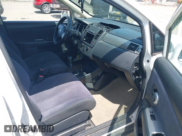 2007 Nissan Versa SL z VIN 3N1BC13E37L398804, wystawiony jako IAAI lot #42490240 z przebiegiem 185 597 mil mil oraz . Historia ofert i sprzedaży dostępna na DreamBid. Obrazek 5.