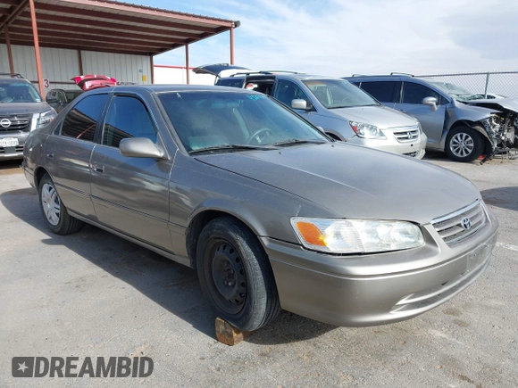 2001 Toyota Camry CE z VIN 4T1BG22K31U069513, wystawiony jako IAAI lot #42243673 z przebiegiem 137 241 mil mil oraz . Historia ofert i sprzedaży dostępna na DreamBid. Obrazek 1.
