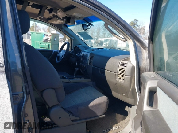 2006 Nissan Titan LE z VIN 1N6AA07B46N530408, wystawiony jako IAAI lot #41381403 z przebiegiem 259 376 mil mil oraz . Historia ofert i sprzedaży dostępna na DreamBid. Obrazek 5.