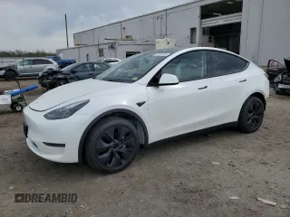 2025 Tesla Model Y Long Range with VIN 7SAYGDED5SF241318, listed as a Copart auction lot 51614245 with 3,682 mi miles and Salvage Title. Bid and sale history available at DreamBid. Image 1.