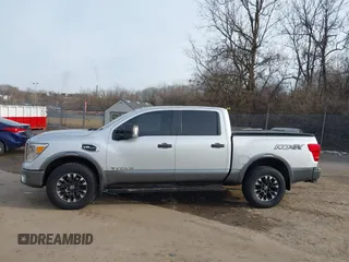 2017 Nissan Titan SL z VIN 1N6AA1E58HN506456, wystawiony jako IAAI lot #41521294 z przebiegiem 59 252 mil mil oraz . Historia ofert i sprzedaży dostępna na DreamBid. Obrazek 14.