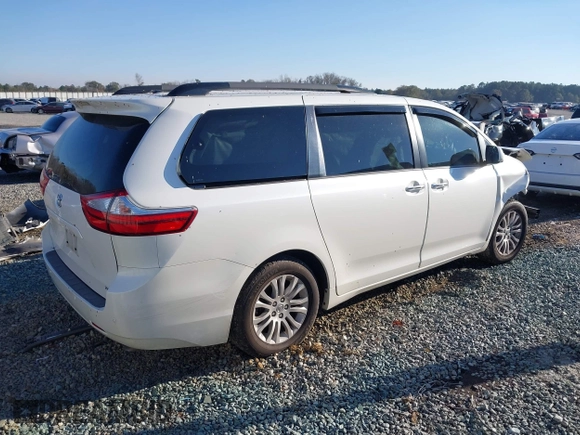 2016 Toyota Sienna XLE with VIN 5TDYK3DC9GS754220, listed as a IAAI auction lot 41303870 with 152,758 mi miles. Bid and sale history available at carsss.com. Image 4.