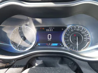 2015 Chrysler 200 C z VIN 1C3CCCEG9FN542855, wystawiony jako IAAI lot #42216833 z przebiegiem 99 587 mil mil oraz . Historia ofert i sprzedaży dostępna na DreamBid. Obrazek 7.
