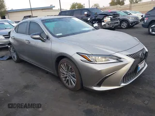 2021 Lexus ES 350 z VIN 58ADZ1B10MU101111, wystawiony jako IAAI lot #40798036 z przebiegiem 5 543 mil mil oraz . Historia ofert i sprzedaży dostępna na DreamBid. Obrazek 1.