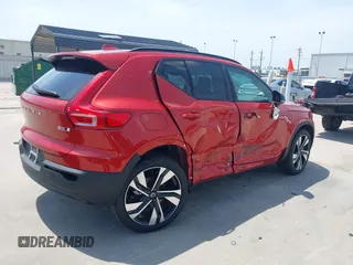 2025 Volvo XC40 Ultimate Dark Theme z VIN YV4L12UM3S2529546, wystawiony jako IAAI lot #42270947 z przebiegiem 787 mil mil oraz . Historia ofert i sprzedaży dostępna na DreamBid. Obrazek 4.