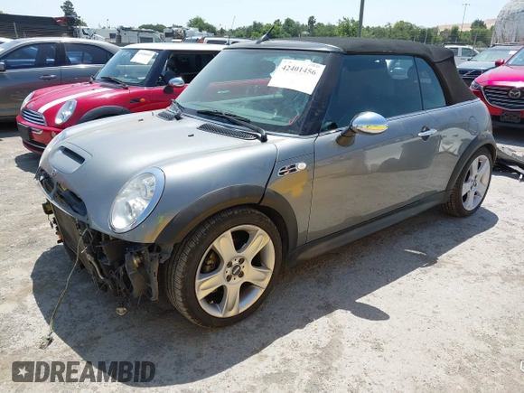 2005 MINI Convertible S z VIN WMWRH33585TF85313, wystawiony jako IAAI lot #42401456 z przebiegiem 126 586 mil mil oraz . Historia ofert i sprzedaży dostępna na DreamBid. Obrazek 2.