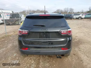 2019 Jeep Compass Latitude with VIN 3C4NJDBB4KT696358, listed as a IAAI auction lot 41511713 with 83,196 mi miles. Bid and sale history available at carsss.com. Image 16.