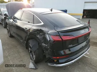 2022 Audi e-tron Sportback S line Premium Plus z VIN WA12AAGE8NB023545, wystawiony jako Copart lot #40283084 z przebiegiem 19 680 mil mil oraz . Historia ofert i sprzedaży dostępna na DreamBid. Obrazek 2.