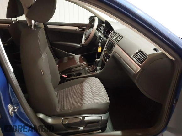 2017 Volkswagen Passat S z VIN 1VWAT7A38HC013602, wystawiony jako IAAI lot #41218616 z przebiegiem 77 497 mil mil oraz . Historia ofert i sprzedaży dostępna na DreamBid. Obrazek 5.