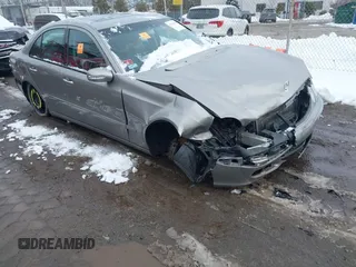 2005 Mercedes-Benz E 500 z VIN WDBUF70J75A723779, wystawiony jako IAAI lot #41543168 z przebiegiem Nie podano mil oraz . Historia ofert i sprzedaży dostępna na DreamBid. Obrazek 1.