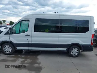 2024 Ford Transit Passenger XL z VIN 1FBAX2C87RKA51837, wystawiony jako IAAI lot #42353265 z przebiegiem 30 866 mil mil oraz . Historia ofert i sprzedaży dostępna na DreamBid. Obrazek 14.