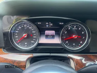 2019 Mercedes-Benz E 300 z VIN WDDZF4KB0KA608079, wystawiony jako Copart lot #59808375 z przebiegiem 60 639 mil mil oraz Czysty tytuł • Clean title. Historia ofert i sprzedaży dostępna na DreamBid. Obrazek 8.