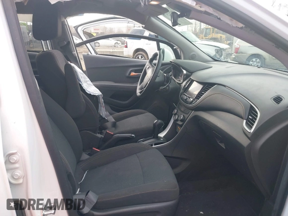 2020 Chevrolet Trax LS z VIN KL7CJKSB8LB085048, wystawiony jako IAAI lot #38242977 z przebiegiem 32 428 mil mil oraz . Historia ofert i sprzedaży dostępna na DreamBid. Obrazek 5.