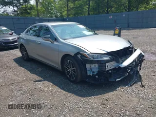 2022 Lexus ES 300h z VIN 58ADA1C13NU017386, wystawiony jako IAAI lot #42381143 z przebiegiem 53 045 mil mil oraz . Historia ofert i sprzedaży dostępna na DreamBid. Obrazek 1.