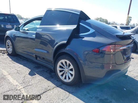 2016 Tesla Model X 70D z VIN 5YJXCAE25GF018477, wystawiony jako IAAI lot #42208404 z przebiegiem 99 380 mil mil oraz . Historia ofert i sprzedaży dostępna na DreamBid. Obrazek 3.