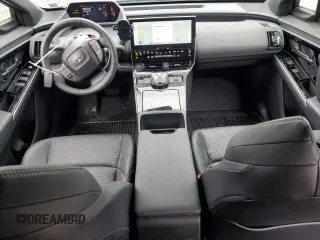 2024 Toyota bZ4X XLE z VIN JTMABACA3RA056904, wystawiony jako Copart lot #55640625 z przebiegiem 30 847 mil mil oraz Szkody całkowita. Historia ofert i sprzedaży dostępna na DreamBid. Obrazek 8.