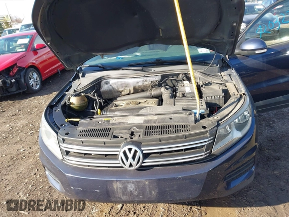 2014 Volkswagen Tiguan SE z VIN WVGAV3AX7EW541355, wystawiony jako IAAI lot #42032798 z przebiegiem 220 940 mil mil oraz . Historia ofert i sprzedaży dostępna na DreamBid. Obrazek 10.