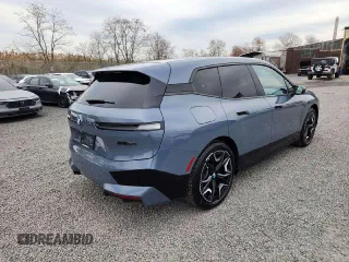 2024 BMW iX M60 z VIN WB533CF08RCR13397, wystawiony jako Copart lot #79058994 z przebiegiem 216 mil mil oraz Szkody całkowita. Historia ofert i sprzedaży dostępna na DreamBid. Obrazek 4.
