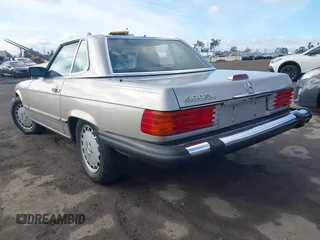 1988 Mercedes-Benz 560 with VIN WDBBA48D4JA080448, listed as a IAAI auction lot 40978039 with 40,237 mi miles. Bid and sale history available at carsss.com. Image 3.