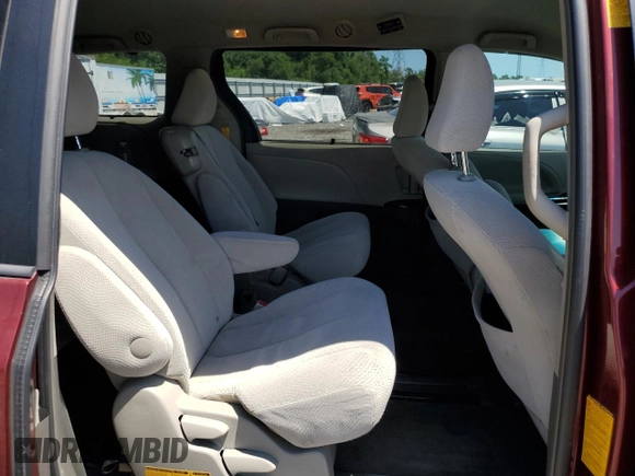 2014 Toyota Sienna LE AAS z VIN 5TDKK3DC6ES497651, wystawiony jako Copart lot #53358245 z przebiegiem 233 102 mil mil oraz Szkody całkowita. Historia ofert i sprzedaży dostępna na DreamBid. Obrazek 11.