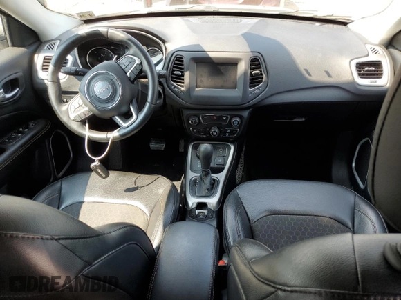 2019 Jeep Compass Latitude z VIN 3C4NJDBB4KT704264, wystawiony jako Copart lot #67137964 z przebiegiem 58 018 mil mil oraz Szkoda całkowita • Salvage title. Historia ofert i sprzedaży dostępna na DreamBid. Obrazek 8.