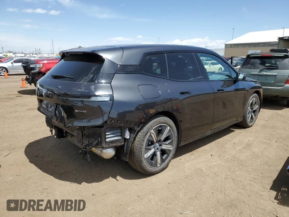 2023 BMW iX xDrive50 z VIN WB523CF03PCM09655, wystawiony jako Copart lot #52922124 z przebiegiem 3 159 mil mil oraz . Historia ofert i sprzedaży dostępna na DreamBid. Obrazek 3.