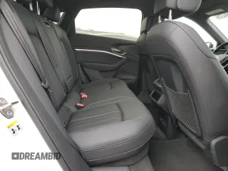 2023 Audi e-tron Sportback Premium Plus z VIN WA12ABGE1PB007387, wystawiony jako Copart lot #50734225 z przebiegiem 48 484 mil mil oraz Szkoda całkowita • Salvage title. Historia ofert i sprzedaży dostępna na DreamBid. Obrazek 10.
