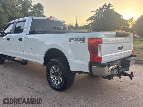 2018 Ford F-250 XL z VIN 1FT7W2BT3JEC63202, wystawiony jako Copart lot #61693645 z przebiegiem 250 139 mil mil oraz Czysty tytuł • Clean title. Historia ofert i sprzedaży dostępna na DreamBid. Obrazek 3.