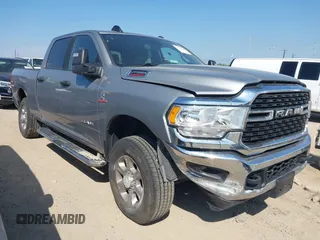 2024 Ram 2500 Big Horn z VIN 3C6UR5DL4RG296228, wystawiony jako IAAI lot #42212099 z przebiegiem 43 980 mil mil oraz . Historia ofert i sprzedaży dostępna na DreamBid. Obrazek 1.