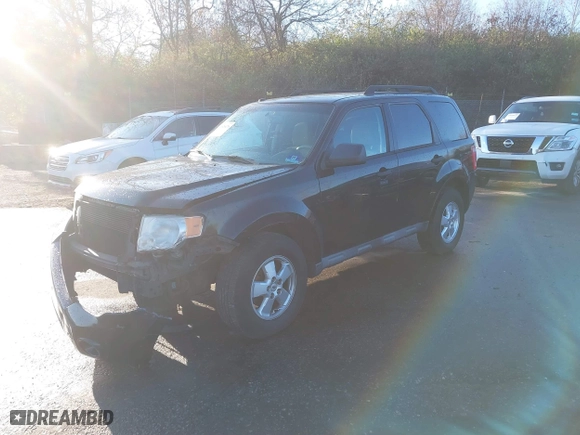 2011 Ford Escape XLT with VIN 1FMCU9DG4BKC30933, listed as a IAAI auction lot 40828476 with 146,808 mi miles. Bid and sale history available at carsss.com. Image 2.