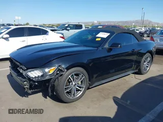 2017 Ford Mustang EcoBoost Premium z VIN 1FATP8UH9H5266676, wystawiony jako IAAI lot #42498829 z przebiegiem 24 255 mil mil oraz . Historia ofert i sprzedaży dostępna na DreamBid. Obrazek 18.