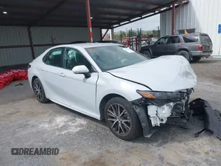 2022 Toyota Camry SE z VIN 4T1T11AK8NU066162, wystawiony jako IAAI lot #42111433 z przebiegiem 48 118 mil mil oraz . Historia ofert i sprzedaży dostępna na DreamBid. Obrazek 1.