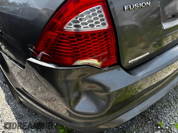 2010 Ford Fusion SE z VIN 3FAHP0HA5AR364515, wystawiony jako Copart lot #61060035 z przebiegiem Nie podano mil oraz Czysty tytuł • Clean title. Historia ofert i sprzedaży dostępna na DreamBid. Obrazek 6.