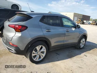 2024 Buick Encore GX Preferred z VIN KL4AMCSL2RB002703, wystawiony jako Copart lot #54006835 z przebiegiem 47 607 mil mil oraz Szkoda całkowita • Salvage title. Historia ofert i sprzedaży dostępna na DreamBid. Obrazek 3.