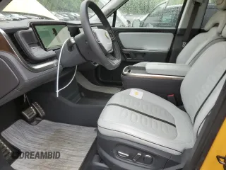 2023 Rivian R1S Adventure z VIN 7PDSGABA1PN009442, wystawiony jako Copart lot #55835815 z przebiegiem 28 048 mil mil oraz Szkody całkowita. Historia ofert i sprzedaży dostępna na DreamBid. Obrazek 7.
