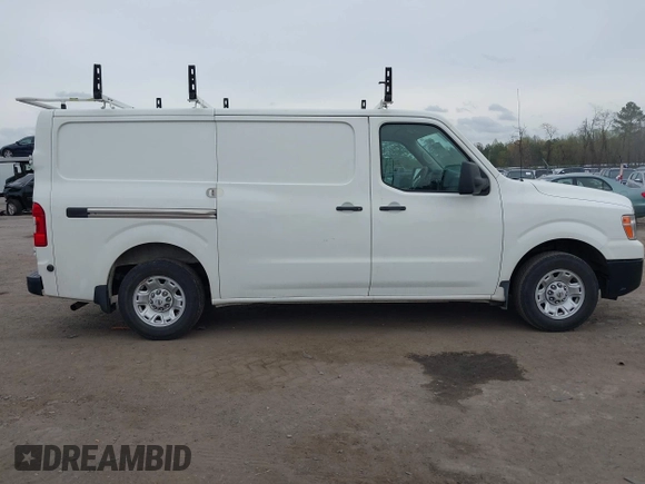 2020 Nissan NV Cargo SV z VIN 1N6BF0KM7LN809782, wystawiony jako IAAI lot #41962006 z przebiegiem 113 670 mil mil oraz . Historia ofert i sprzedaży dostępna na DreamBid. Obrazek 13.
