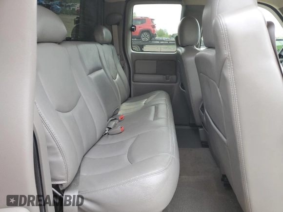 2004 GMC Sierra 1500 SLE z VIN 2GTEK19TX41104508, wystawiony jako Copart lot #56981295 z przebiegiem 180 252 mil mil oraz Czysty tytuł • Clean title. Historia ofert i sprzedaży dostępna na DreamBid. Obrazek 10.