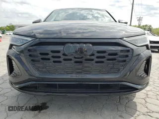 2024 Audi Q8 e-tron z VIN WA1DABGE7RB005395, wystawiony jako Copart lot #53782745 z przebiegiem 6989 mil mil oraz Szkody całkowita. Historia ofert i sprzedaży dostępna na DreamBid. Obrazek 5.